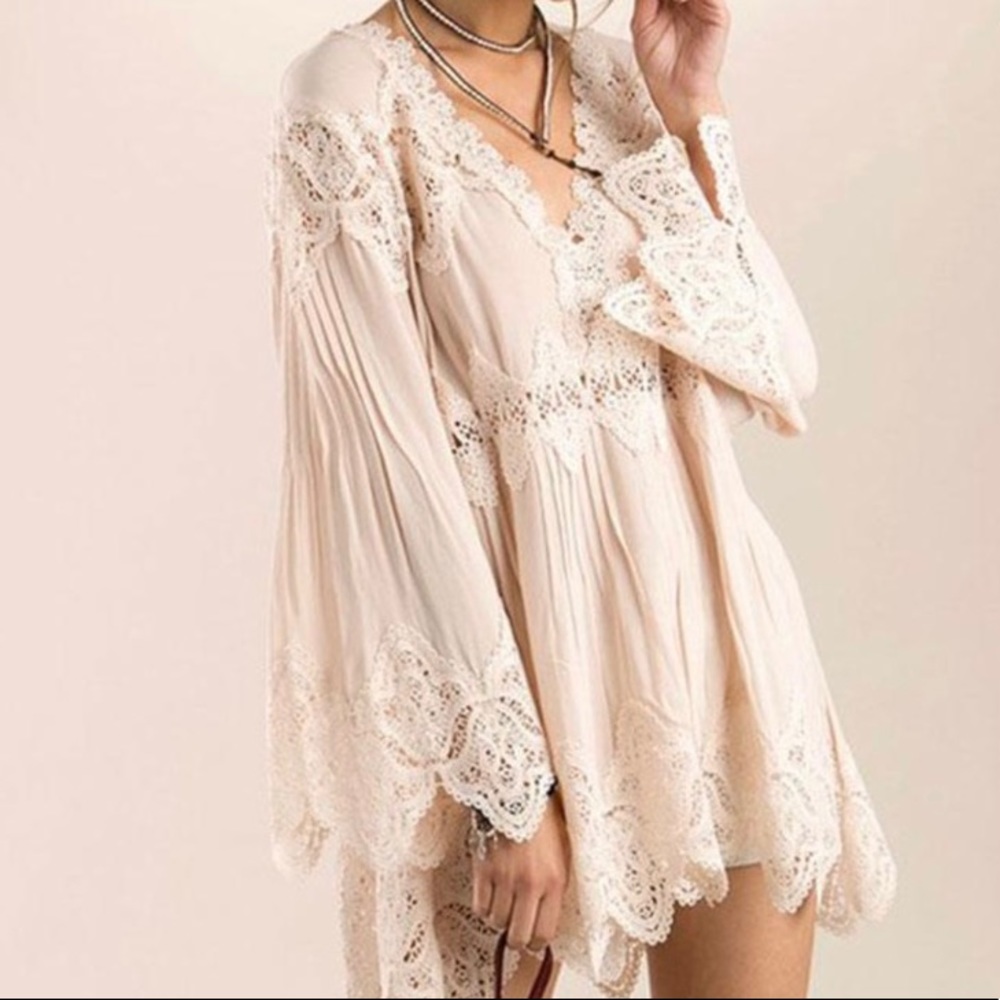 1 Left 💕Tasi Blush Bell Sleeve Tunic Blouse - Picture 6 of 7